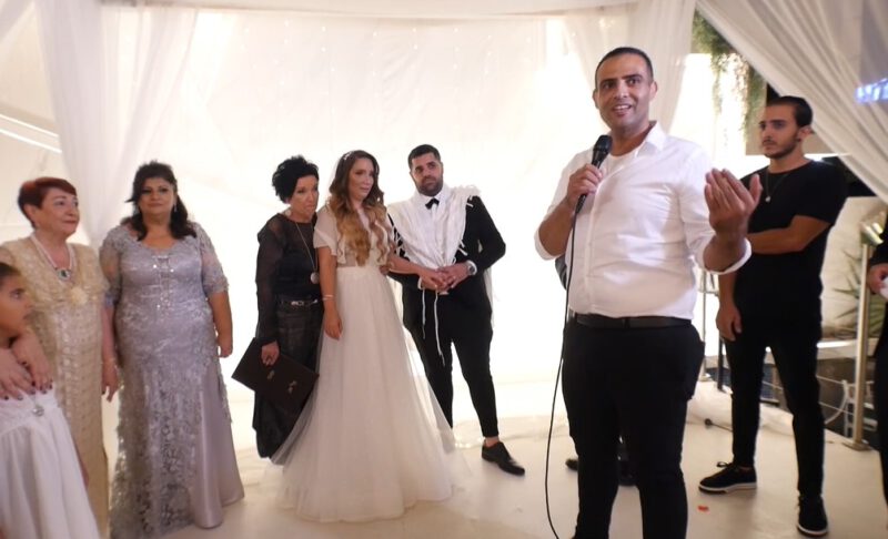 הפרמדיק מועאוויה כבהה הפתיע את הכלה שחר בחופה. צילום: יוסי בן אלישע
