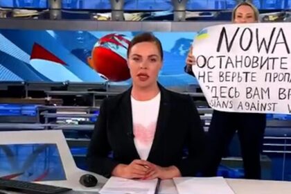 מפגינה נגד פוטין